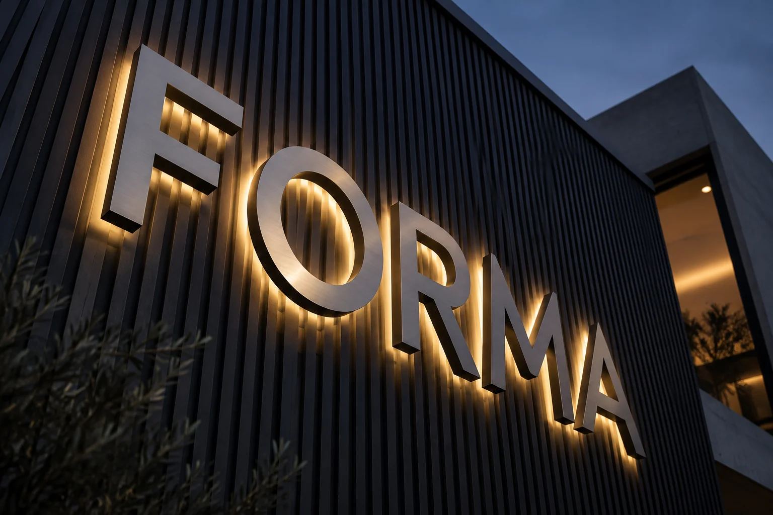 Lettres métalliques lumineuses sur la façade FORMA